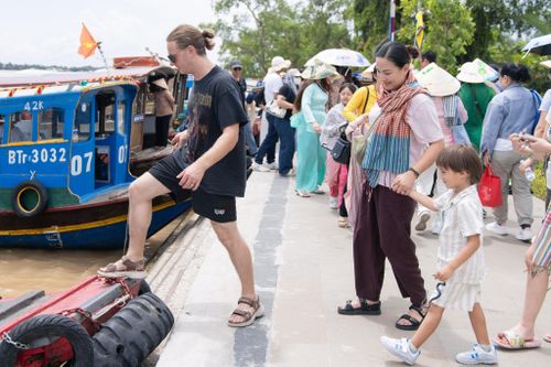  Chị Nhu Tanis cùng chồng và các con từ Texas, Mỹ về Việt Nam du lịch, trong đó cồn Thới Sơn là một trong những điểm dừng chân của gia đình. Chị cho biết lựa chọn nơi đây vì muốn các con trải nghiệm văn hóa sông nước miệt vườn và khám phá những nét đặc trưng của Việt Nam. 