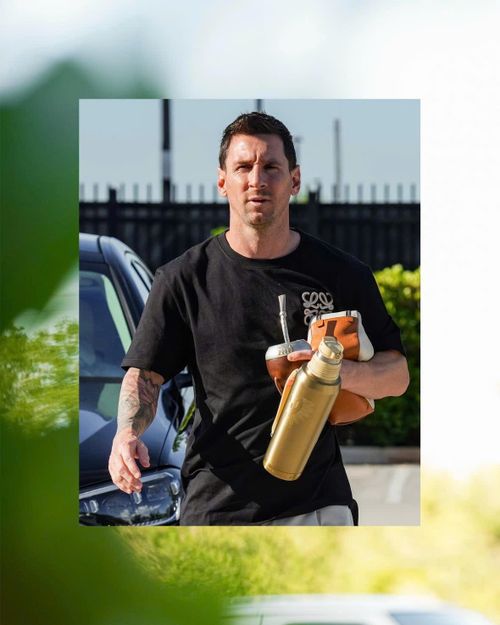 Messi trở lại với Inter Miami sau World Cup với bộ dụng cụ uống trà mate trên tay. Ảnh: Inter Miami.
