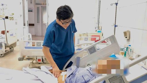  Bác sĩ chuyên khoa II Nguyễn Trường Giang thăm khám cho bệnh nhân. Ảnh: BVCC. 