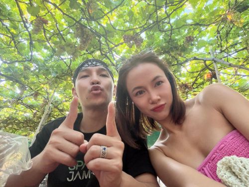  Hồi tháng 7, họ cùng người thân có chuyến du lịch Mỹ. Trước đó, vào đầu tháng 5, cả 2 cùng gia đình Kiên Ứng, Touliver… đi chơi vùng biển. Tháng 5 cũng là dịp sinh nhật của Vũ Ngọc Anh. Thời điểm đó, Cường Seven đăng ảnh chụp bà xã và chia sẻ: “Chúc mừng sinh nhật vợ yêu dấu Vũ Ngọc Anh. Tuổi mới luôn vui vẻ, hạnh phúc và đạt được mọi điều mong muốn bên chồng nhé. Mãi yêu”. 
