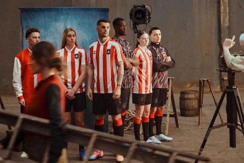 Áo đấu mới của Sunderland gây sốt nước Anh.