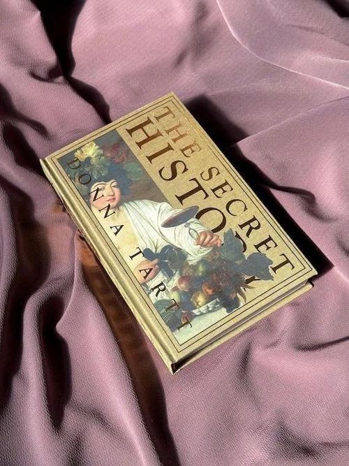 The Secret History của tác giả Donna Tartt. Ảnh: Etsy.
