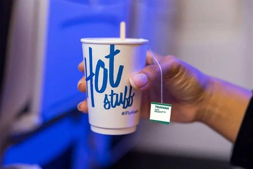  Đồ uống được phục vụ trên chuyến bay của Alaska Airlines. Ảnh: Alaska Airlines. 