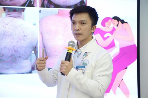 ThS.BS Phan Minh Đoàn chia sẻ tại hội thảo. Ảnh: P.T.