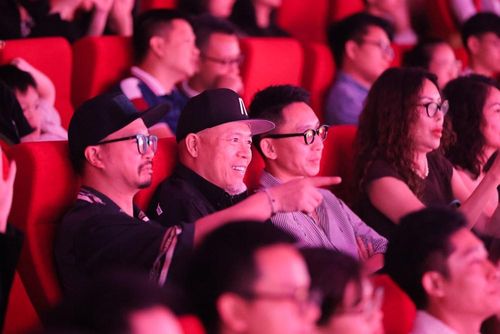 Giới nghệ sĩ trầm trồ trước sự đầu tư công phu về nội dung và hình thức biểu đạt của “Đất nước Thiên hùng ca”. Ảnh: Vinpearl.