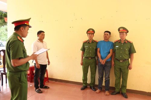 Cơ quan Công an đọc lệnh bắt đối tượng Trần Hoàng Diệu (áo xanh)