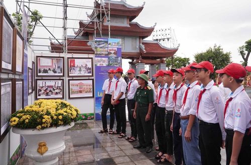 Đông đảo học sinh trong vùng tìm hiểu về cuộc đời, sự nghiệp, di sản của Danh nhân văn hóa Lê Quý Đôn tại triển lãm. Ảnh: Nguyễn Công Hải - TTXVN