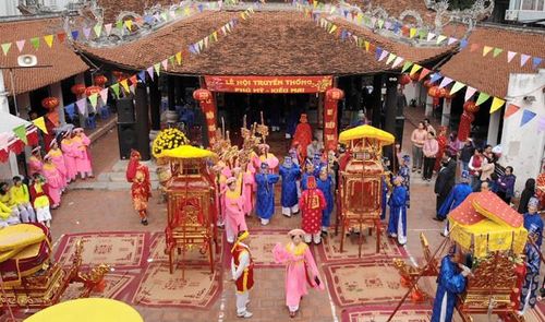 Một trong những lễ hội kết chạ còn được duy trì khá nguyên vẹn ở Hà Nội là lễ hội kết chạ giữa hai làng Phú Mỹ và Kiều Mai