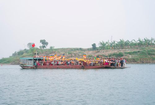 Ở vùng châu thổ sông Hồng, nơi cuộc sống từ bao đời luôn gắn với những dòng sông - tục kết chạ đã trở thành một sợi dây vô hình gắn kết các cộng đồng