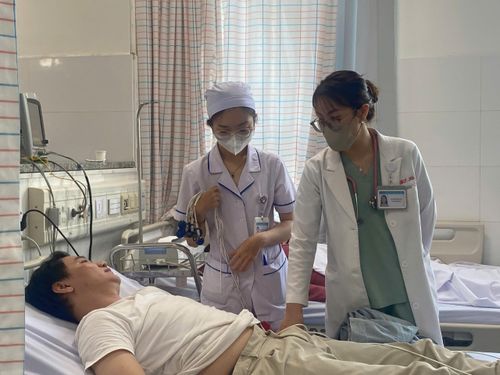 Bệnh nhân nghi bị ngộ độc thực phẩm sau khi ăn bánh mì nhập viện điều trị tại Bệnh viện Đa khoa Vũng Tàu. Ảnh: TTXVN phát