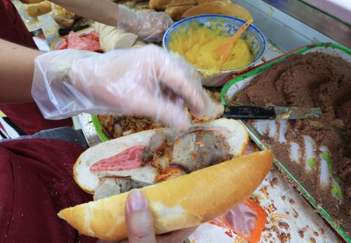 Bánh mì Việt Nam luôn nằm trong danh sách các loại bánh kẹp ngon nhất thế giới, ngày càng chinh phục thực khách toàn cầu, vấn đề là việc quản lý vệ sinh an toàn thực phẩm thật tốt với món ăn đường phố này. Ảnh tư liệu: TTXVN