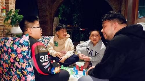  Theo anh Anh Tùng, việc cha mẹ tham gia các hoạt động giải trí và rèn luyện trí tuệ cùng con cái sẽ góp phần "tách" các em ra khỏi màn hình thiết bị di động. (Ảnh: Nhân vật cung cấp) 