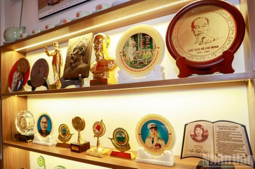 Trong không gian trưng bày "Lửa thiêng Đồng Khởi" tại Thành phố Hồ Chí Minh, hàng trăm quân hàm, quân phục, mũ kêpi, huân chương cùng nhiều kỷ vật được sắp xếp trang trọng trong những tủ kính. Dù diện tích chỉ khoảng 12m², nơi đây đã trở thành điểm kết nối giữa quá khứ và hiện tại, giúp người xem hiểu hơn về những chặng đường đấu tranh, bảo vệ và xây dựng Tổ quốc.