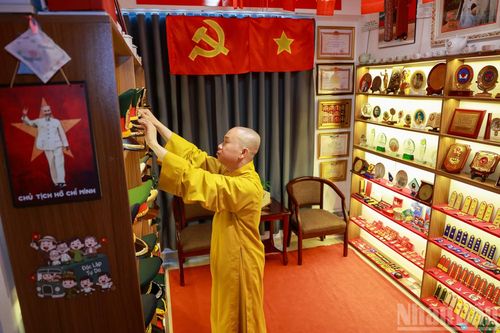 Bắt đầu từ một bộ quân hàm Chuẩn Đô đốc Hải quân được trao tặng vào năm 2023, Đại đức Thích Thanh Toàn đã dành gần 3 năm sưu tầm hơn 500 kỷ vật của lực lượng Quân đội nhân dân và Công an nhân dân. Mỗi hiện vật không chỉ lưu giữ ký ức của một đời binh nghiệp mà còn góp phần kể lại những câu chuyện về sự cống hiến, hy sinh của các thế hệ cha anh.
