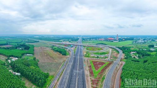 Đường T1 giao với cao tốc Biên Hòa-Vũng Tàu, hoàn thành từ nhiều tháng qua, được đưa vào khai thác tạm để vận chuyển vật liệu, máy móc phục vụ thi công sân bay Long Thành.