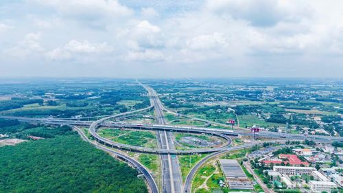 Các tuyến đường giao thông hoàn thiện, đưa vào khai thác tạo cú huých lớn cho thành phố Đồng Nai trong thu hút đầu tư, giải quyết bài toán giao thông kết nối, nhất là với Thành phố Hồ Chí Minh vốn được cho là "điểm nghẽn" lâu nay.
