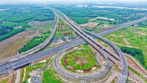 Nút giao giữa đường cao tốc Biên Hòa-Vũng Tàu và đường T1 sân bay Long Thành cũng đã cơ bản hoàn thành.