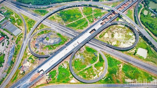 Nút giao Long Thành, phường Long Thành, thành phố Đồng Nai có 8 nhánh, được đánh giá là tổ hợp giao thông phức tạp, được đầu tư khoảng 2.500 tỷ đồng. Đây là điểm giao giữa hai cao tốc Biên Hòa-Vũng Tàu, cao tốc Thành phố Hồ Chí Minh-Long Thành-Dầu Giây và tuyến đường T2 kết nối sân bay Long Thành.