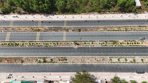 Tuyến đường 25B được đầu tư nâng cấp, sửa chữa quy mô 10 làn xe, đáp ứng nhu cầu các phương tiện lưu thông hàng hóa các khu công nghiệp lớn, cảng biển.