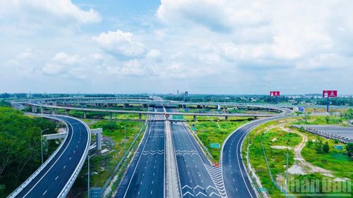 Theo Nghị quyết 16 của Bộ Chính trị, thành phố Đồng Nai sẽ phát triển hạ tầng chiến lược thế hệ mới, trong đó ưu tiên phát triển kết cấu hạ tầng chiến lược; ưu tiên đầu tư trục giao thông động lực kết nối liên hoàn chuỗi logistics, hạ tầng hiện đại kết nối giữa Cảng trung chuyển quốc tế Cần Giờ-Cảng Cái Mép Hạ và Cảng hàng không quốc tế Long Thành.