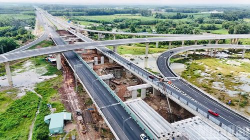 Dự án mở rộng cao tốc Thành phố Hồ Chí Minh-Long Thành cũng đang thi công ngày đêm để hoàn thành theo đúng kế hoạch.