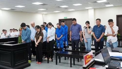 Các bị cáo tại phiên tòa. (Ảnh: HỒNG NGUYÊN)