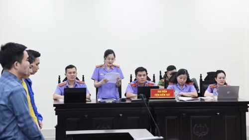 Đại diện Viện Kiểm sát đọc bản luận tội. (Ảnh: H. NGUYÊN)