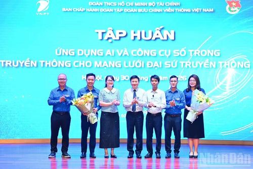 Nghi lễ thành lập Ban Định hướng Mạng lưới Đại sứ truyền thông VNPT tại chương trình.