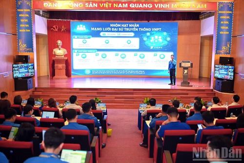 Toàn cảnh buổi tập huấn từ đầu cầu Hà Nội.