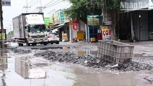 Đường Bưng Môn đang biến thành ao bùn, khiến cuộc sống người dân bị đảo lộn.