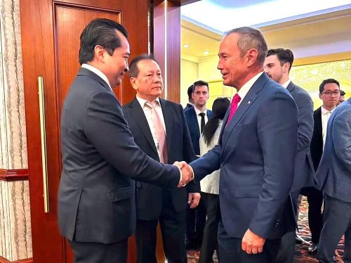  Thủ hiến bang Tây Australia Roger Cook và Tổng Lãnh sự Phạm Hải Anh. (Ảnh: Tổng Lãnh sự quán Việt Nam tại Perth, Australia cung cấp) 