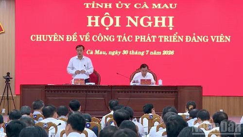 Đồng chí Huỳnh Quốc Việt, Phó Bí thư Thường trực Tỉnh ủy Cà Mau (đứng) phát biểu chỉ đạo tại hội nghị.