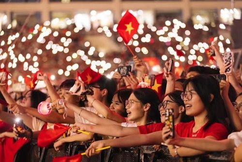 Các bạn trẻ háo hức khi tham dự "Concert quốc gia" Tổ quốc trong tim do Báo Nhân Dân phối hợp Ủy ban nhân dân thành phố Hà Nội tổ chức tối 10/8/2025. (Ảnh: Phương Anh)