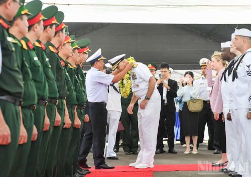  Đại diện Bộ Tư lệnh Vùng 3 Hải quân chào đón Chuẩn Đô đốc Eric J. Anduze, Chỉ huy Nhóm tác chiến tàu sân bay số 5 (CSG-5), Hải quân Mỹ. 
