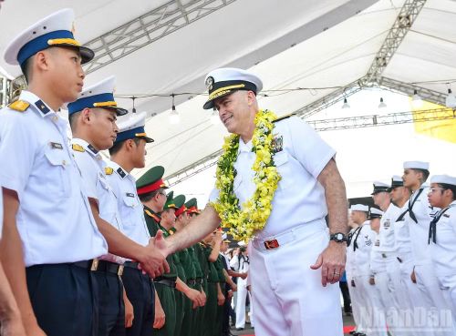  Chuẩn Đô đốc Eric J. Anduze, Chỉ huy Nhóm tác chiến tàu sân bay số 5 (CSG-5), Hải quân Mỹ tại lễ đón. 