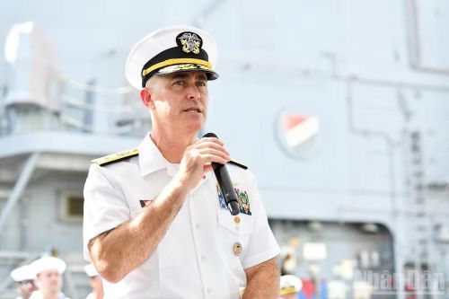  Chuẩn Đô đốc Eric J. Anduze, Chỉ huy Nhóm tác chiến tàu sân bay số 5 (CSG-5), Hải quân Mỹ phát biểu tại lễ đón. 