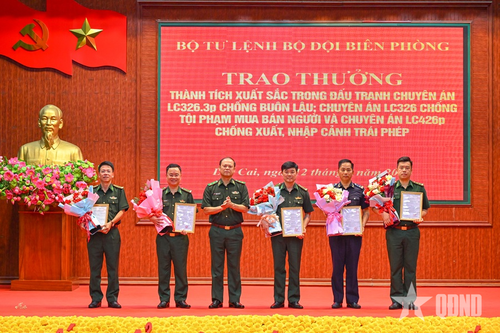  Lãnh đạo Bộ đội Biên phòng trao thưởng các tập thể có thành tích xuất sắc trong đấu tranh với các chuyên án chống buôn lậu, chống xuất, nhập cảnh trái phép và Chuyên án LC326, tháng 5-2026. Ảnh: ĐỨC HIẾU