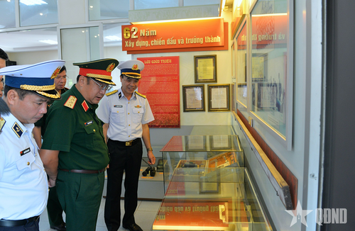 Thượng tướng Phạm Hoài Nam kiểm tra tại Đoàn Đo đạc, nghiên cứu biển, biên vẽ bản đồ.