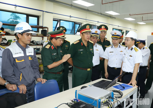 Thượng tướng Phạm Hoài Nam kiểm tra Viện Kỹ thuật Hải quân.