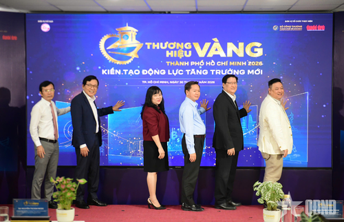  Các đại biểu thực hiện nghi thức phát động giải thưởng.