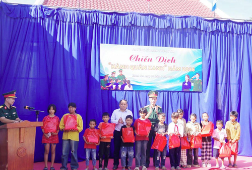 Trao quà tặng các học sinh và hộ gia đình có hoàn cảnh khó khăn ở thôn Suối Sim (xã Tây Ninh Hòa).