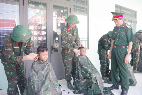 Tổ chức điểm cắt tóc thanh niên.