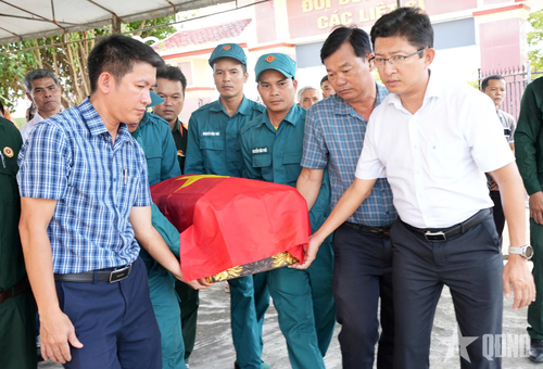 Lãnh đạo xã Vạn Tường đưa tiễn liệt sĩ về nơi an táng. 