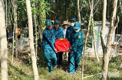 Dân quân xã Vạn Tường di chuyển hài cốt liệt sĩ về nghĩa trang liệt sĩ để làm lễ truy điệu và an táng. 