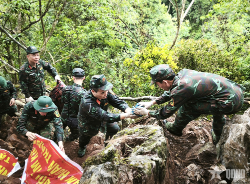  Trên những điểm cao từng khốc liệt bom đạn, Đội tìm kiếm, quy tập hài cốt liệt sĩ Bộ CHQS tỉnh Tuyên Quang vẫn bền bỉ thực hiện nhiệm vụ đưa hài cốt liệt sĩ trở về. 