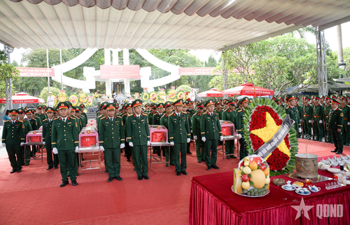 Lễ truy điệu và an táng các hài cốt liệt sĩ tại Nghĩa trang Liệt sĩ Quốc gia Vị Xuyên khép lại hành trình tìm kiếm, quy tập đầy gian khó.