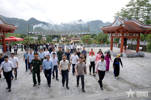 Tháng Bảy, các đoàn đại biểu, cựu chiến binh, thân nhân liệt sĩ và nhân dân từ khắp mọi miền Tổ quốc về Vị Xuyên dâng hương, tri ân các anh hùng liệt sĩ. 