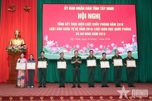  Khen thưởng các tập thể và cá nhân có thành tích tiêu biểu trong thực hiện các luật.