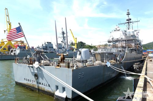  Tàu tuần dương USS Robert Smalls (CG 62) tại cảng Tiên Sa. 