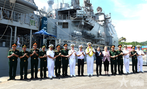  Các đại biểu chụp ảnh chung. 